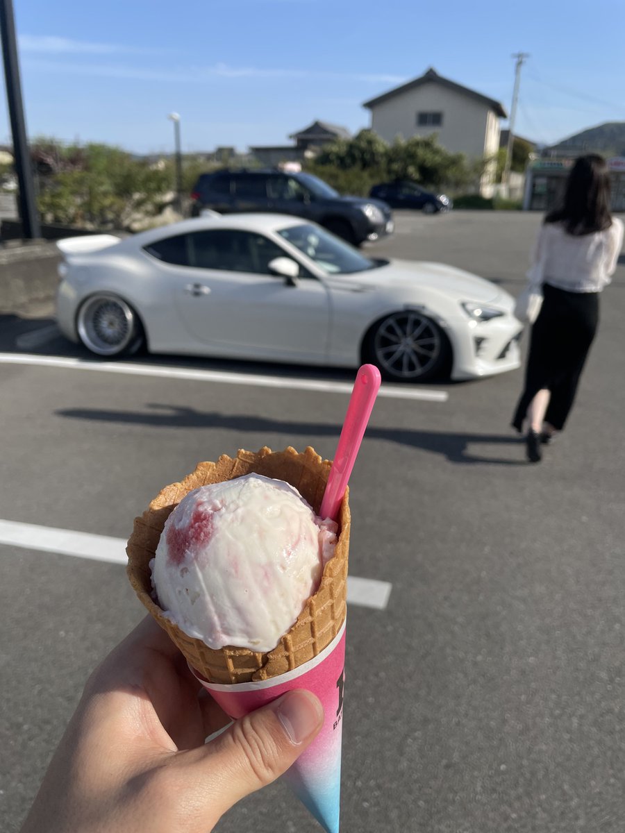 k1__02's tweet photo. スタイルの悪い86とスタイルのいい彼女とうまそうなアイス https://t.co/2QayCFPSPN