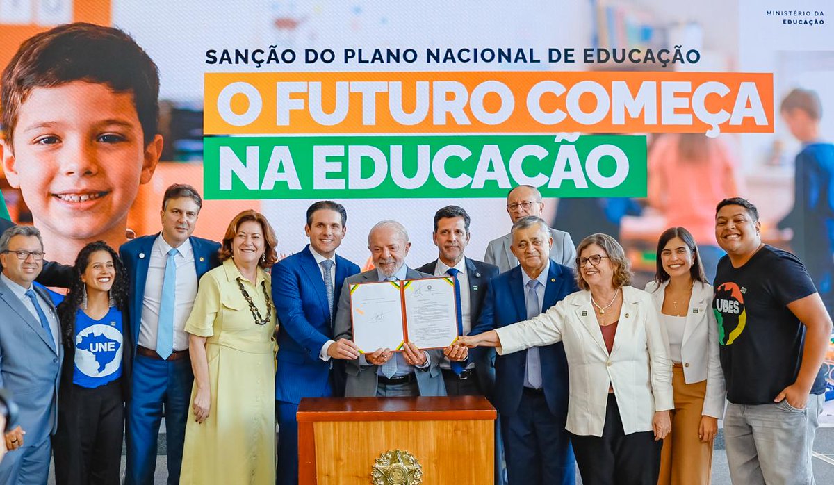 Cuidando hoje da educação de amanhã: dez pontos para entender o novo Plano Nacional de Educação

Mais investimento da creche às universidades, alfabetização na idade certa, fortalecimento da escola em tempo integral, valorização dos professores e mais. Sancionei hoje o Plano