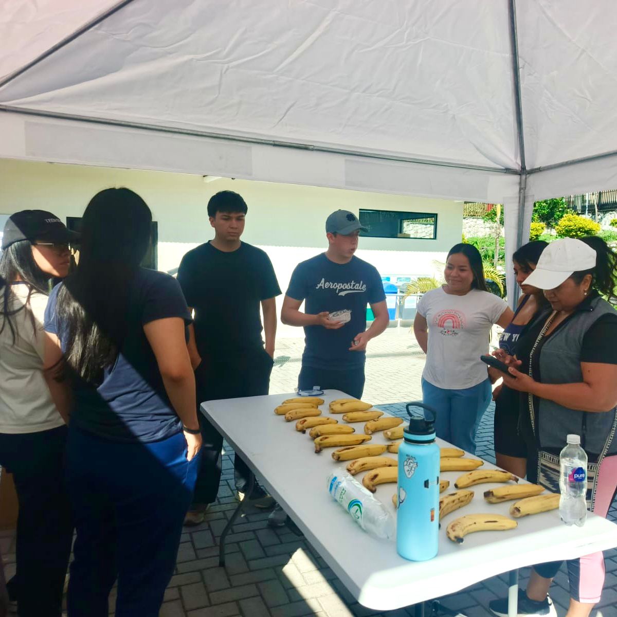 saludazuay_'s tweet image. #ElNuevoEcuador | Personal de @saludazuay_ del Centro de Salud Abdón Calderón, en #SantaIsabel, promueve en la población 30 minutos de actividad física al día 🏃‍♀️ 🏃 y una alimentación saludable 🍌 🍎 , hábitos que ayudan a prevenir enfermedades.
