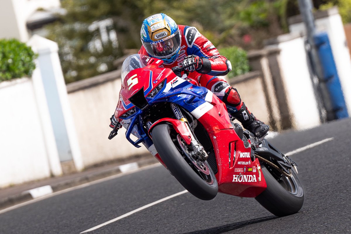vision_msp's tweet photo. Not sure who the riders are but I took them at the North West 200.   #wheeliewednesday 😜 @northwest200 https://t.co/oTP9GCxUPW
