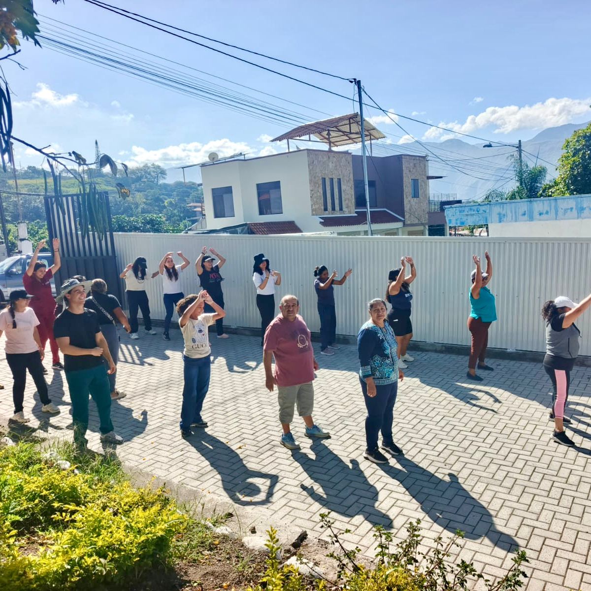saludazuay_'s tweet image. #ElNuevoEcuador | Personal de @saludazuay_ del Centro de Salud Abdón Calderón, en #SantaIsabel, promueve en la población 30 minutos de actividad física al día 🏃‍♀️ 🏃 y una alimentación saludable 🍌 🍎 , hábitos que ayudan a prevenir enfermedades.