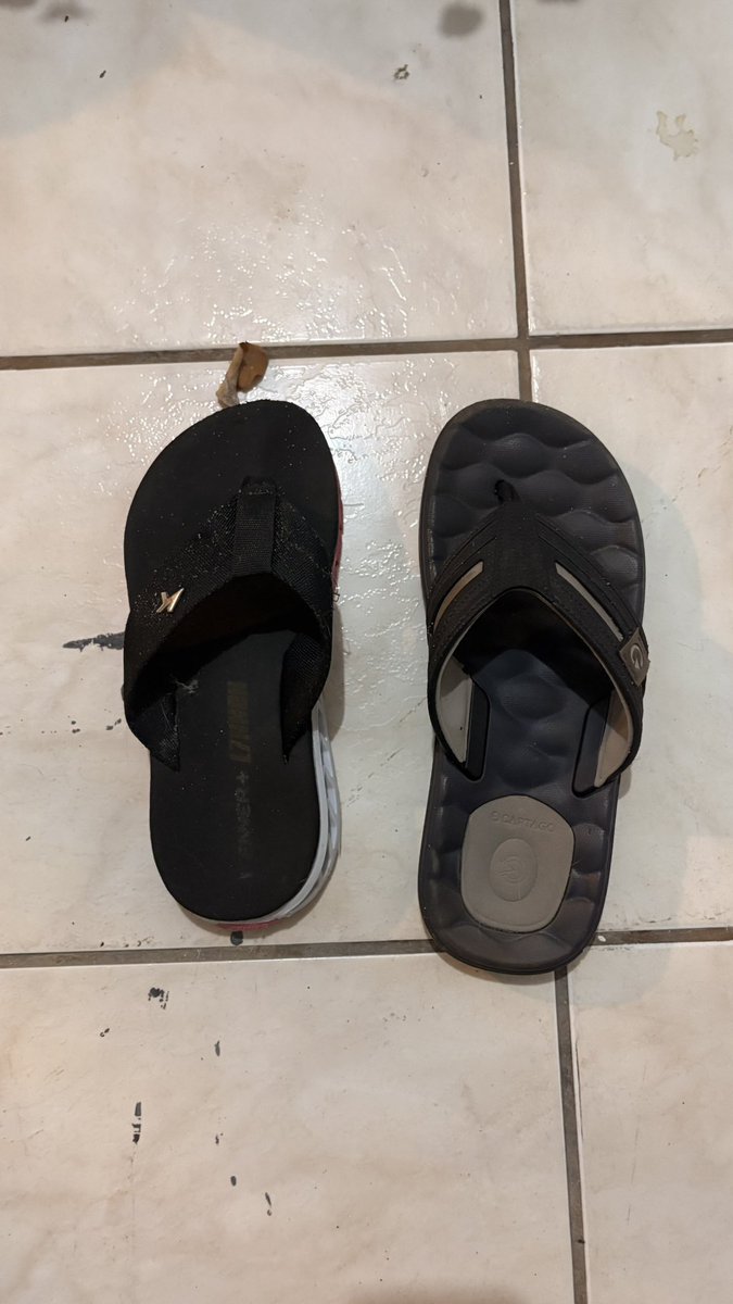 Eu to adoecido que voltei do aterro assim. E agora pra encontrar a pessoa dona desse chinelo? Só queria meu outro par de volta.