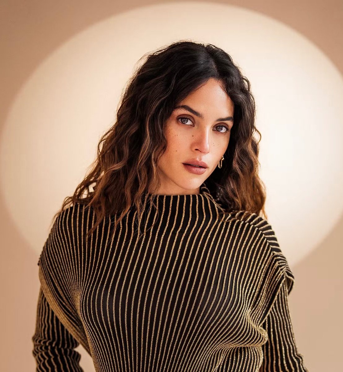 OsquiGeek's tweet image. ¡LA SUPREMA GUERRERA DEL UNIVERSO 👩🏻‍🦰👑💪🏻🗡️👨🏻😇👊🏻🦸🏻‍♂️!
#THR, #Variety y #Deadline anunciaron que #AdriaArjona se unió al #cast de #ManOfTomorrow. Inmediatamente los usuarios afirmaron que su papel sería de #Máxima, pero otros aseguran que interpretará a #WonderWoman.