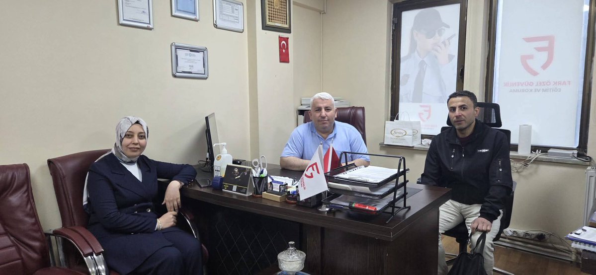 Zeytinburnu’nda anlamlı bir buluşmaya daha imza attık.
Kıymetli İletişim Hocamız ve kurs eğitmenimiz Nazam Kocaöz’ü Fark Özel Güvenlik Kursumuzda ağırlamaktan memnuniyet duyduk. İletişim üzerine verimli bir istişare gerçekleştirdik.
Nazik ziyaretleri için teşekkür ederiz.