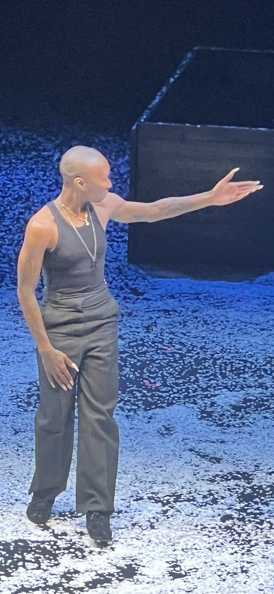 artdirectionk's tweet image. #TuesdayThoughts, Dracula starring Cynthia Erivo @ Noël Coward Theatre was sensational. Quite unlike anything I’ve ever seen. A multimedia extravaganza. Like a tour-de-force. Stage constantly evolving and moving. Cameras, screens, precision choreography from everyone.