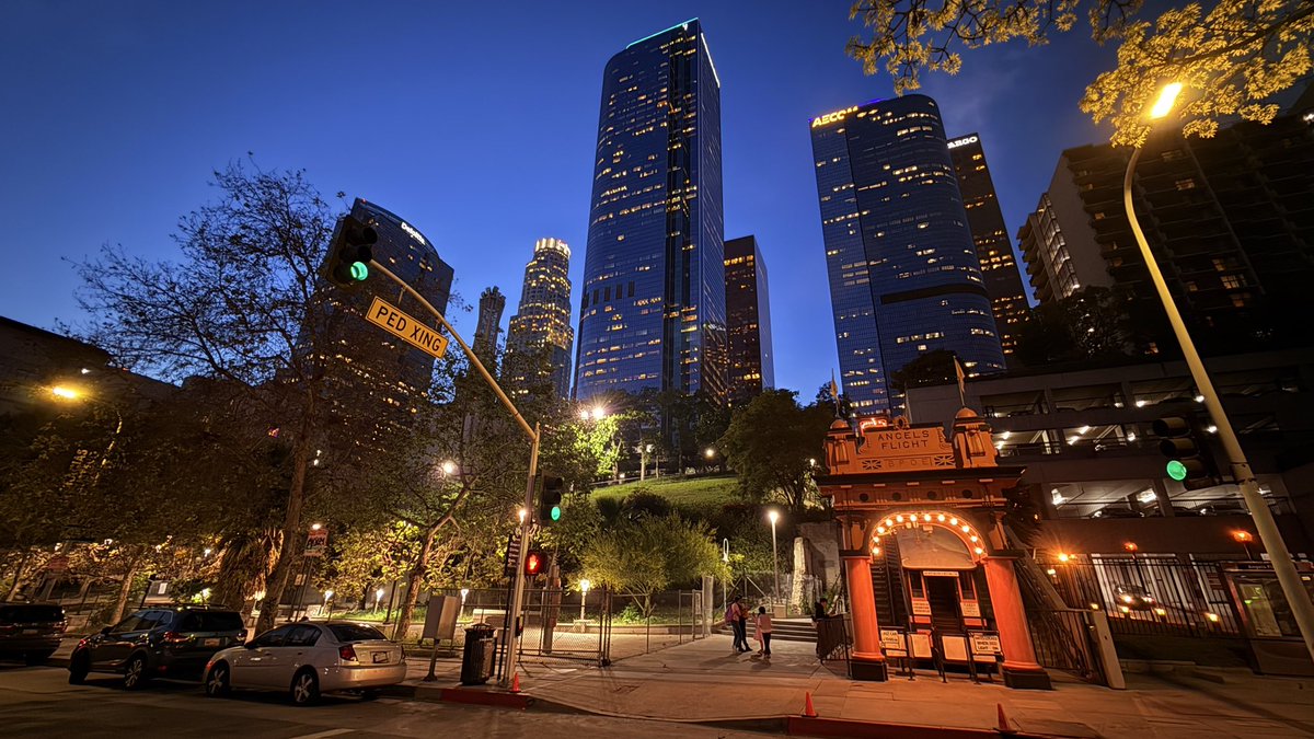 hawaii_isla808's tweet photo. Angels Flight Lower Station in downtown Los Angeles night. #losangeles #angelsflight #angelsflightrailway https://t.co/BEZmIN77G0