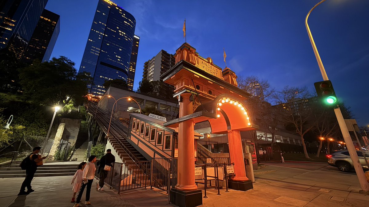 hawaii_isla808's tweet photo. Angels Flight Lower Station in downtown Los Angeles night. #losangeles #angelsflight #angelsflightrailway https://t.co/BEZmIN77G0