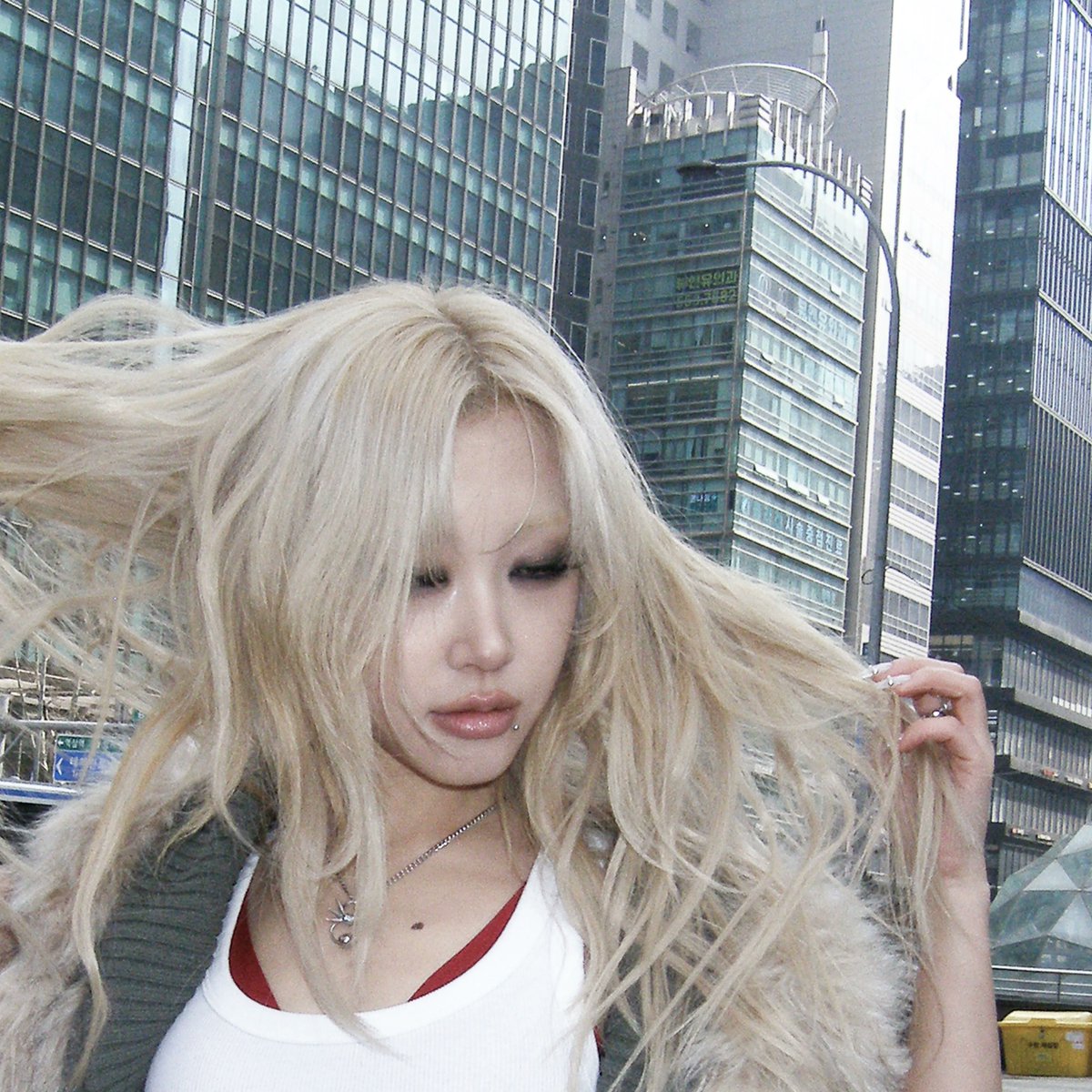 HEYOON has released her new EP ‘seriously unserious’ and the single “Swipe” featuring Lou Garcia.

Watch the “Swipe” music video here: youtu.be/TxKN9Ok7qHI?si…