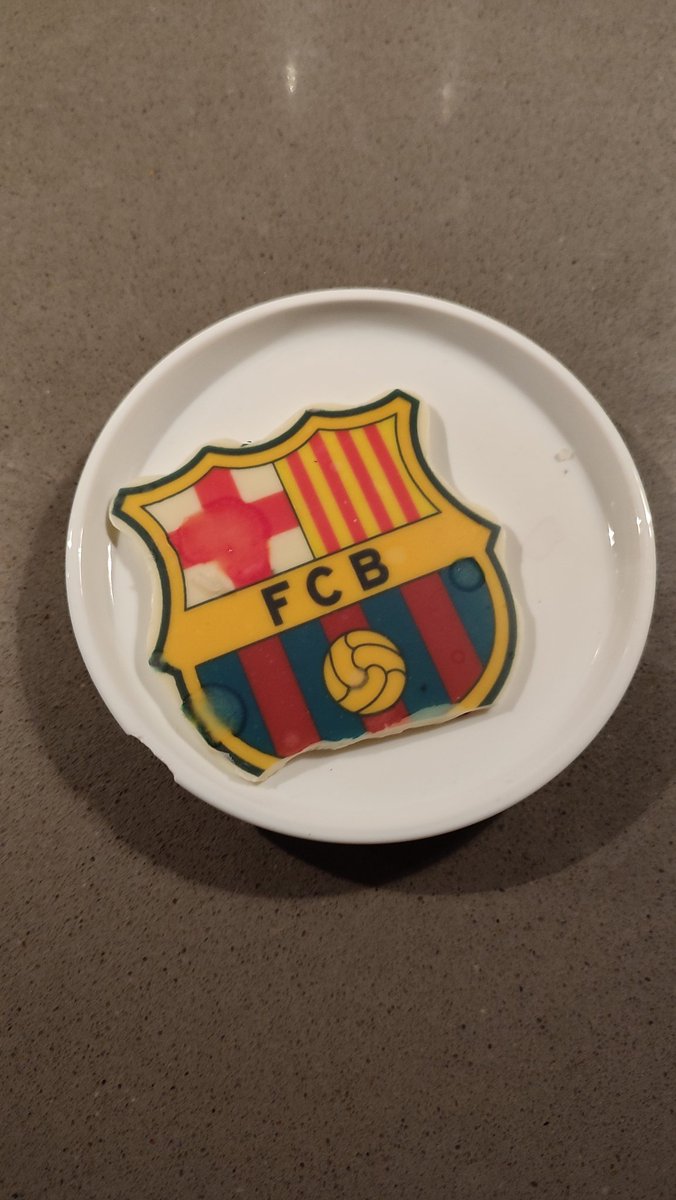 tribuneru's tweet photo. Ens hem quedat així de trencats. Com l'escut de xaculata que l'altre dia portava la mona que li vaig fer al meu fillol... Aquest any, TAMPOC! https://t.co/DoxssU5XDe