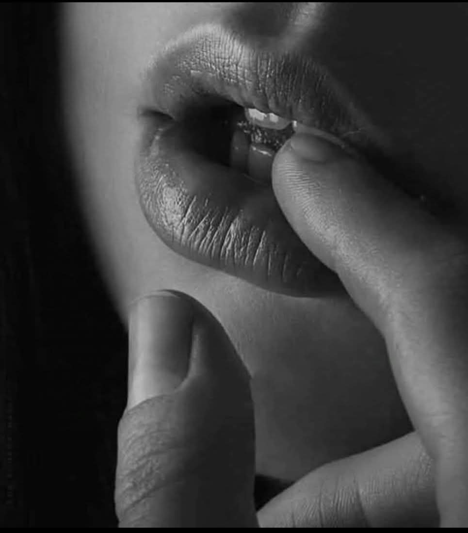 morones69's tweet photo. @Yolitaa29 ...un beso de tus labios es un sinuoso sendero que se recorre lento...  es gravitar por el universo de tus ojos cerrados para acariciar la bella contradiccion de besar tus pensamientos a través de tus pétalos entreabiertos... 💕 https://t.co/oOJT6FzycR