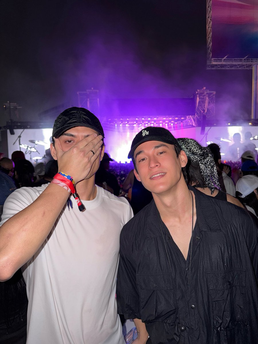 palmysmoothie's tweet image. ต้องยกเครดิตให้พี่คนซ้ายเค้าเลย ไม่รู้ไปตะล่อมเพนกวิ้นจำศีลให้ออกมาจากถ้ำยังไง (หรือออกมาเอง) แต่รู้ไว้เถอะว่ายูเป็นหนึ่งในเหตุผลที่ทำให้เค้ายอมออกมาเจอคนเยอะ ๆ ในวันสงกรานต์นะ น่ารัก 💓 แฮปปี้สงกรานต์เดย์ฮะจอสกวิน 🐻🐧💦

#JossGawin ⟡ #จอสกวิน ₊ ♡̷ 
#JossWayar ; #GawinCaskey