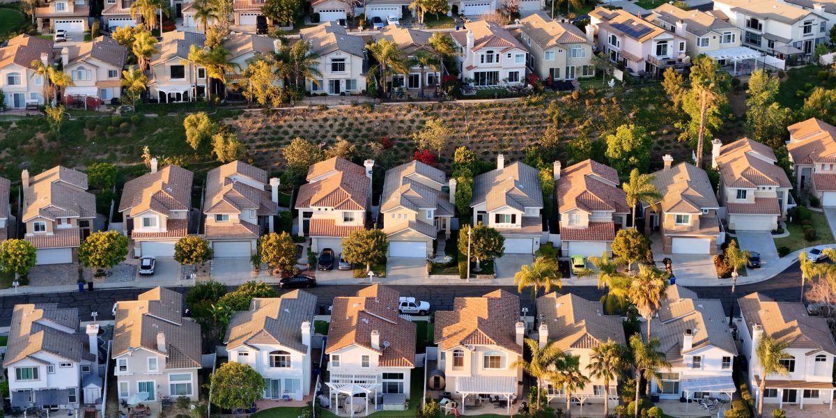 RiskCentre's tweet image. Another month, another record-high home price: March hits $408,800—the 33rd straight increase dlvr.it/TS2X2G #HomePrices #RealEstate #HousingMarket #Affordability #HomeBuying