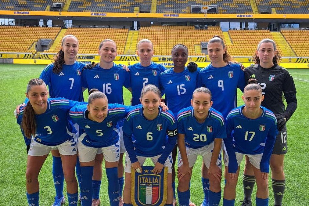 WomenFootballN_'s tweet image. Le #Azzurrine si arrendono alla forza dei #PaesiBassi che stravincono 1-5 e complicano il percorso dell'Italia 🇮🇹❌

Alla vittoria contro l'#Ucraina segue una brutta sconfitta per la squadra del CT Matteucci. Partita compromessa già dai primi minuti dove le oranje in poco più di