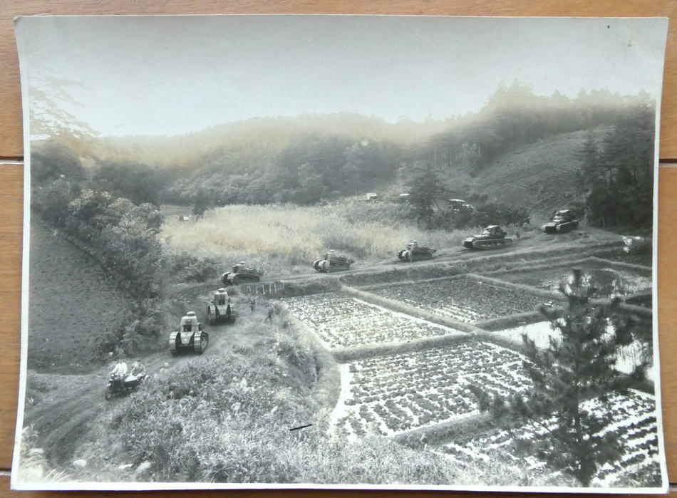 daikokudou83's tweet photo. 日本陸軍の戦車中隊が田園を縦列で進んでいる光景の
写真になります。
遠景からの撮影で田園と戦車の組み合わせの写真は
なかなか見かけないと思います。
ルノー戦車の恐らく甲と乙の混合に
ホイペット2両と昭和一桁代頃のものでしょうか・・・ https://t.co/Mp6FNcxkc8