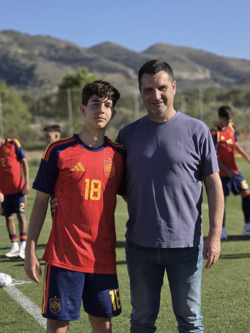 Simasportsoccer's tweet photo. DEBUT 🇪🇸

Darío Reina debuta con la @sefutbol en la victoria ante Noruega Sub-15 (8-0).
Titular en su primer partido con España.

#SimasportSoccer https://t.co/PXSjspov83