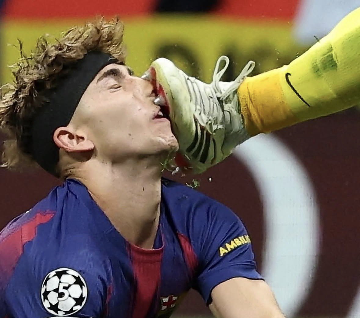 ESTO ES LA UEFA.
LA DE CEFERIN.
EL AMIGO DE FLORENTINO.
LA Q NO PITA DOS PENALTIS.
EXPULSA A DOS...