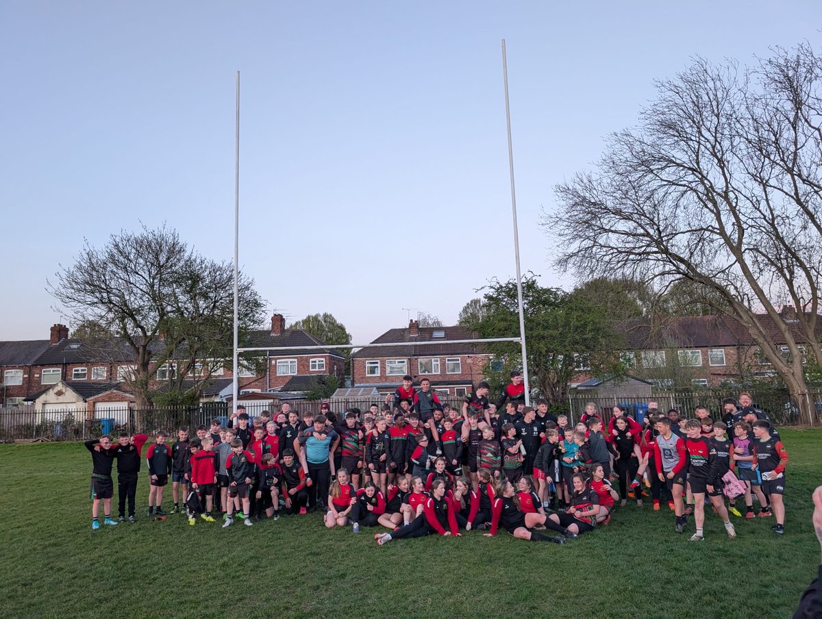 MytonWarriors's tweet photo. Many thanks to @hullfcofficial @FCComFoundation FC Takeover @MytonWarriors all the kids absolutely loved the training sessions, Q&amp;A &amp; Photos. Thanks to the coaches &amp; players for taking time to come &amp; join in with all our girls and boys 👏 #UpTheWarriors #CommunityRL🏉❤️💚🖤🤍📸 https://t.co/0nlTq8oALl