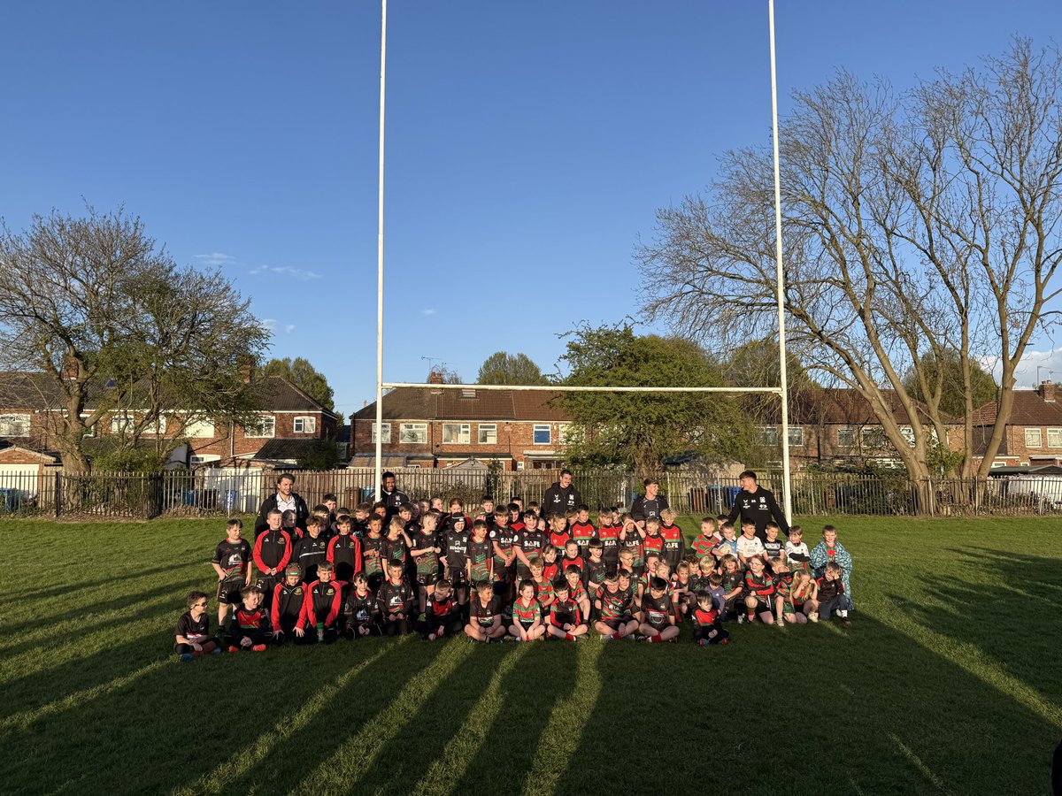 MytonWarriors's tweet photo. Many thanks to @hullfcofficial @FCComFoundation FC Takeover @MytonWarriors all the kids absolutely loved the training sessions, Q&amp;A &amp; Photos. Thanks to the coaches &amp; players for taking time to come &amp; join in with all our girls and boys 👏 #UpTheWarriors #CommunityRL🏉❤️💚🖤🤍📸 https://t.co/0nlTq8oALl