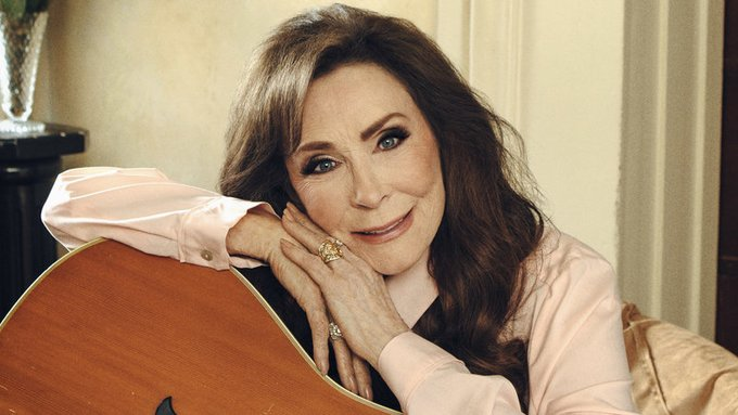 iShowTunes's tweet image. Birthday Remembrance ~ #LorettaLynn (1932-2022)

Loretta Lynn was an American #CountryMusic #Singer/#Songwriter Superstar, with multiple Gold Albums, in a Career spanning 60 years !!!
#CoalMinersDaughter
