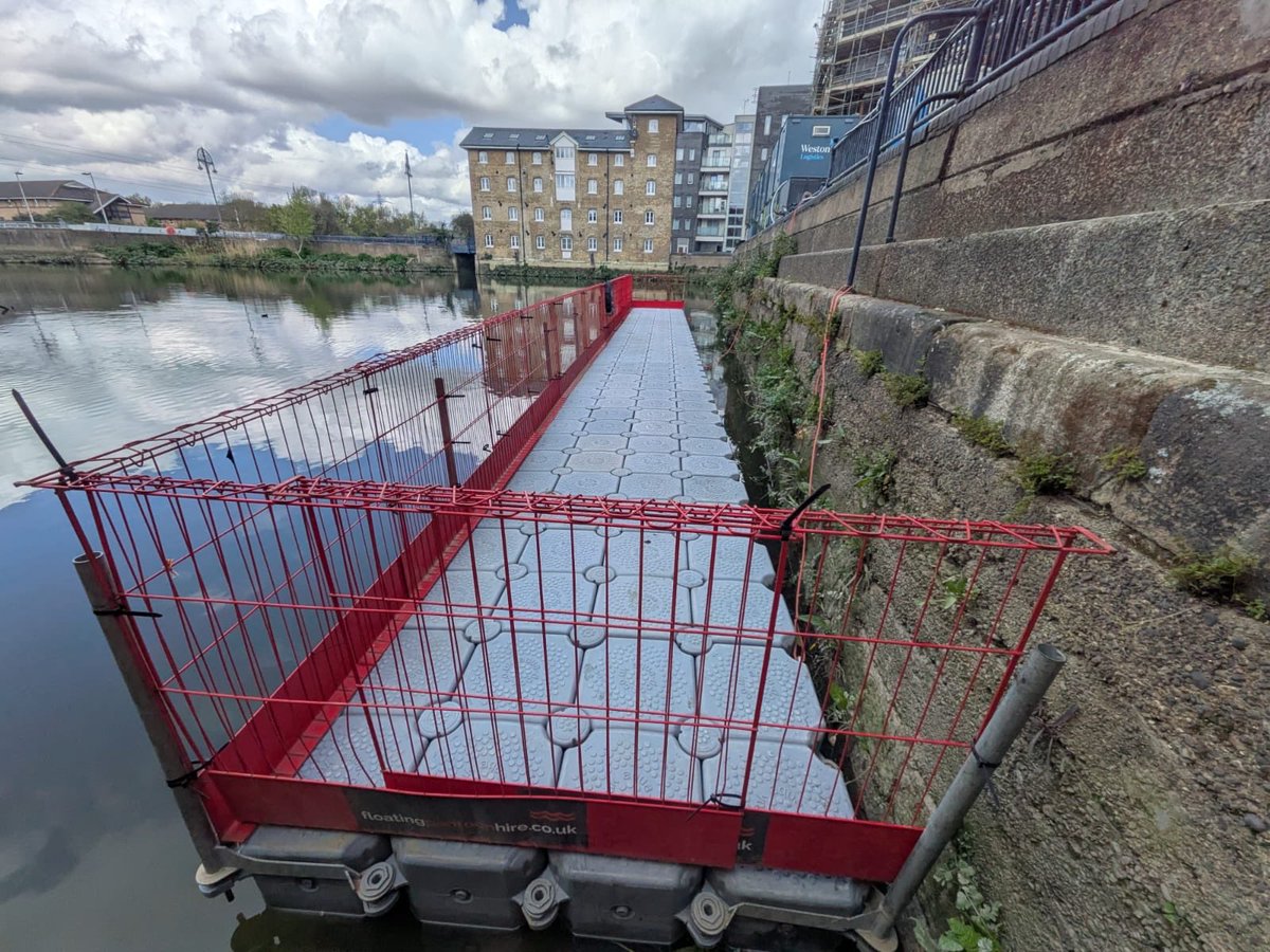 floatingpontoon's tweet photo. Always easier when there’s a crane onsite to assist! Busy start to the week for our install crews from London, to Manchester to York. This work platform is being installed in Barking, East London to allow river wall repairs to take place. #pontoon #access #crane #civils https://t.co/FzWiyNYdEw