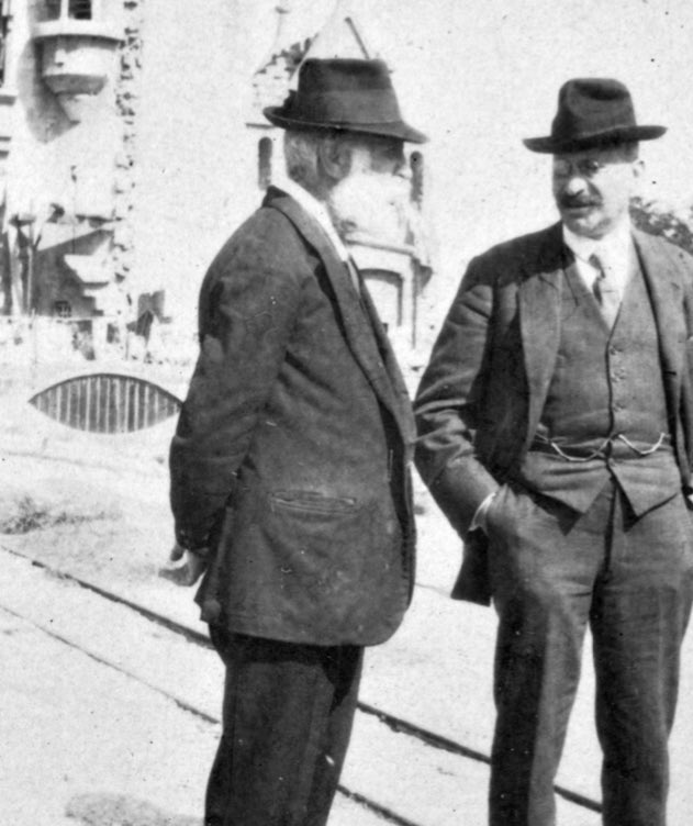 La millor revista infantil de Catalunya sap com capturar l'esperit gaudinià: res de Gaudí amb bastó i mans a l'esquena. A caminar amunt i avall i dieta estricta.