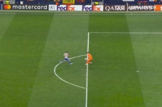 suprmzCee's tweet photo. @Inv1ktuss @TriggerFCB El balon esta fuera pero la mano dentro a mi me lo tienen que explicar, no os han robado, os han eliminado justamente. https://t.co/XqCiIgwSD0