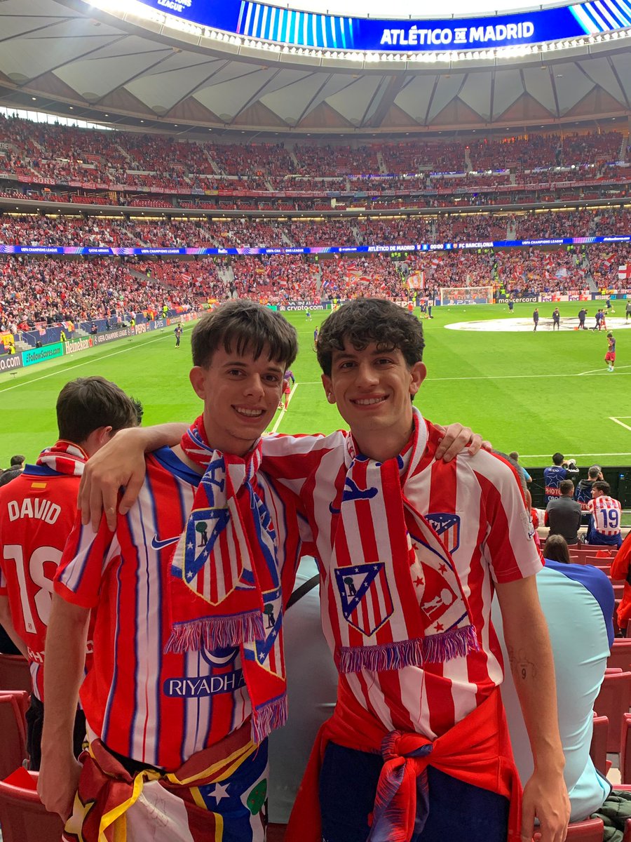 CamisetasZana's tweet photo. Los sobrinos en el Metropolitano dándolo todo. 😍
Y el "Gran Jefe" y yo en el hospital. 😷
Me faltaba ver al @Atleti de esta manera. 🤷🏻‍♂️
Al final casi me tienen que ingresar a mí también. 😰
¡Vamoooooooooos! 💪🏼🇵🇪🇵🇪🇵🇪🇵🇪
#AúpaAtleti https://t.co/EPbn4QnrpQ