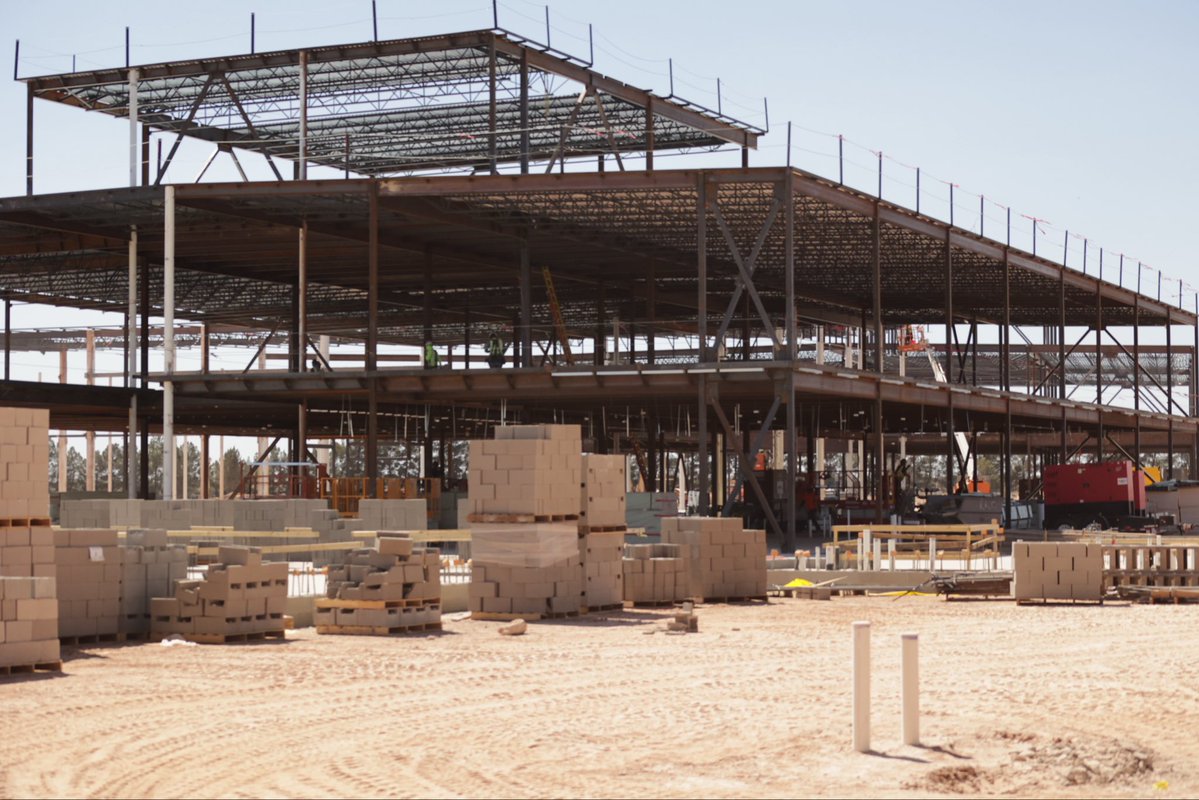 Midland_ISD's tweet image. The new Midland High School site is buzzing with excitement as buildings are taking shape to prepare for August of 2028 when we welcome 9th through 12th grade students to their new campus! Our future Dawgs are going to be in for a treat! 
#ExcellenceInAction #StudentExperience