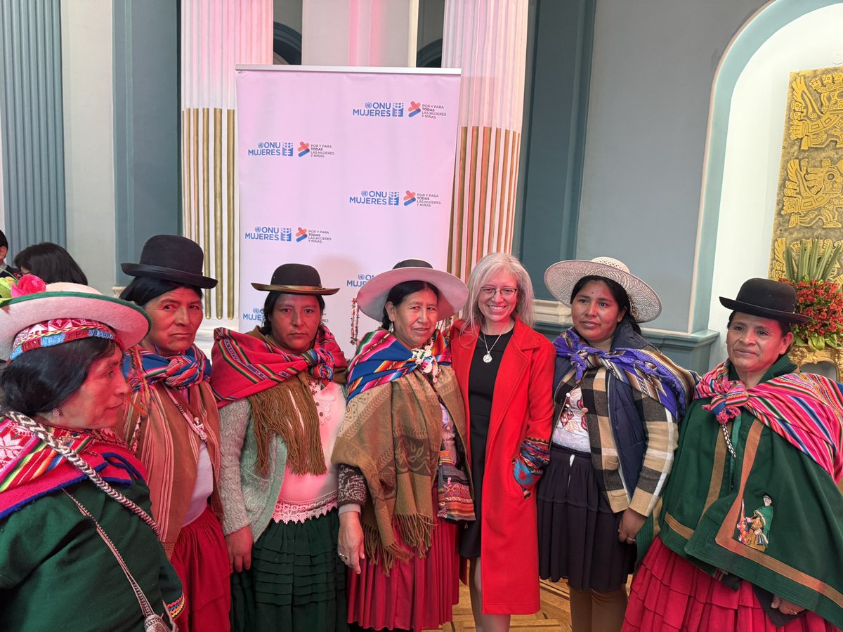 filac_'s tweet photo. FILAC reafirma su alianza con ONU Mujeres y reconoce el liderazgo de Nidya Pesántez al cierre de su misión.

Durante el período 2021–2025, este trabajo conjunto ha sido clave para fortalecer liderazgos de mujeres indígenas, impulsar acciones contra la violencia y posicionar sus derechos en la agenda regional y global. 

A través del programa emblemático de Mujeres Indígenas de América Latina y el Caribe - MILAC, seguimos avanzando en una agenda que conecta igualdad de género, derechos colectivos y sostenibilidad.

Desde FILAC, destacamos el valor de las alianzas que generan impacto real y reafirmamos nuestro compromiso de continuar este camino, colocando en el centro a las mujeres indígenas y su papel fundamental en el futuro de América Latina y el Caribe.

Nota: https://t.co/nEA61iVnEa