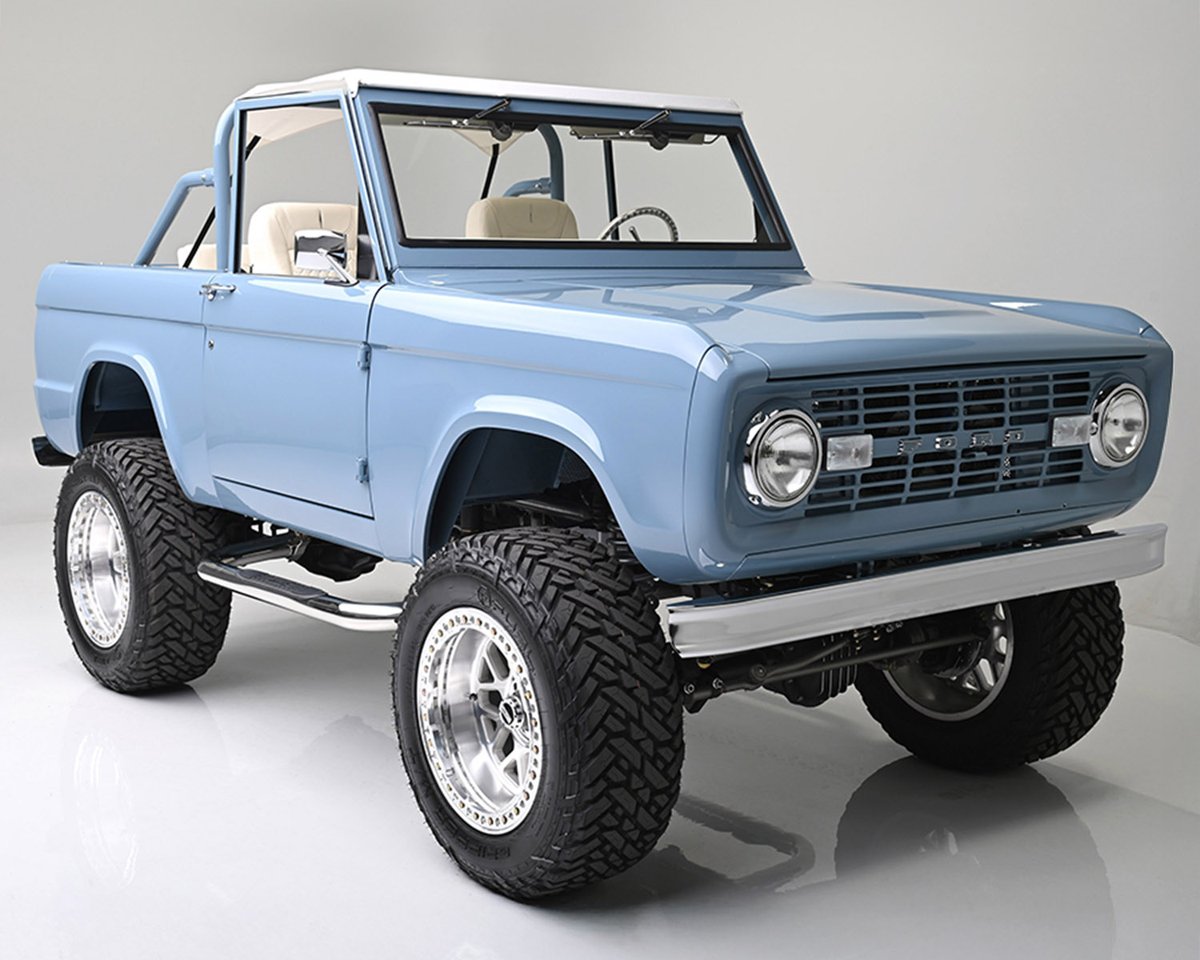 Barrett_Jackson's tweet image. Adventure-ready! This four-wheel-drive custom 1971 @Ford #Bronco was fully restored and is powered by a Gen 3 Coyote 5.0-liter V-8 engine mated to a 10-speed automatic transmission. Selling with No Reserve at the 2026 Palm Beach Auction.

Learn more: bit.ly/PB26TW-1971For…
