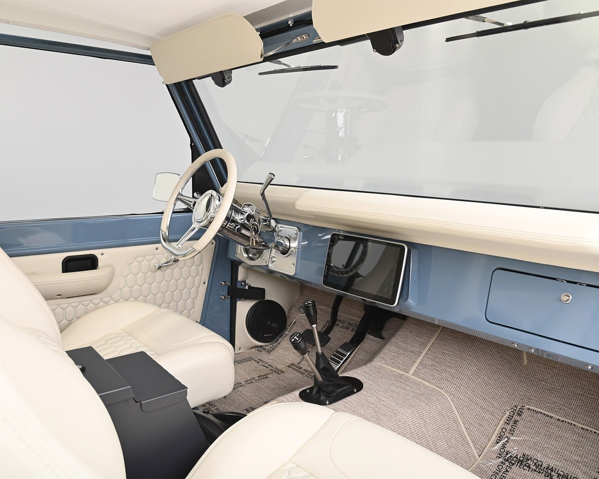 Barrett_Jackson's tweet image. Adventure-ready! This four-wheel-drive custom 1971 @Ford #Bronco was fully restored and is powered by a Gen 3 Coyote 5.0-liter V-8 engine mated to a 10-speed automatic transmission. Selling with No Reserve at the 2026 Palm Beach Auction.

Learn more: bit.ly/PB26TW-1971For…