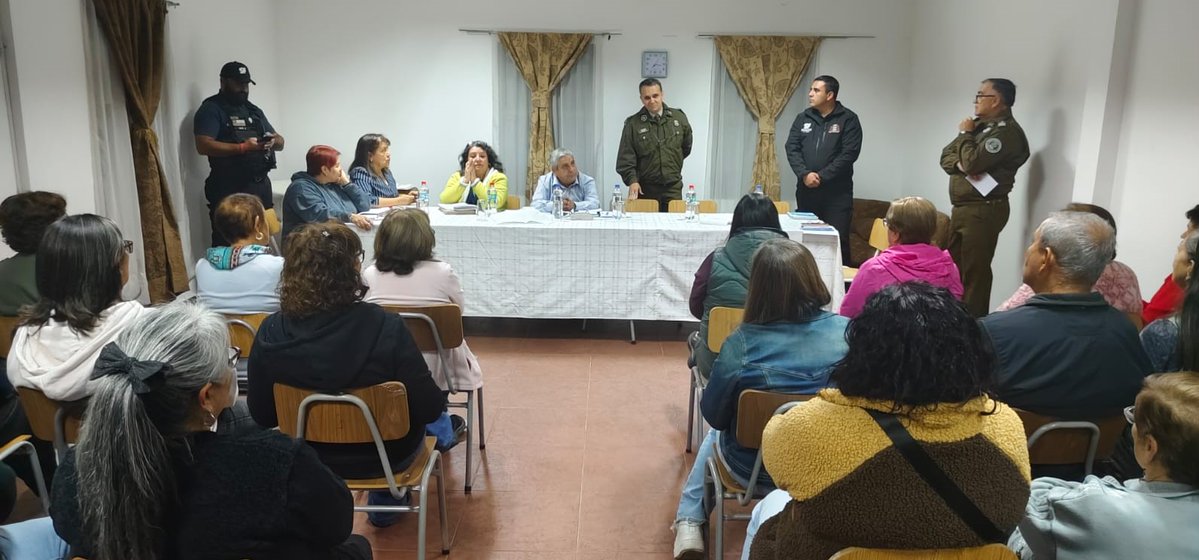 carab_ohiggins's tweet image. A raíz de la preocupación que causó en los vecinos de #SanFernando un procedimiento policial de alta connotación social, el Comisario de la 1° Comisaría de la comuna, Mayor Luis Pérez Sanhueza, acompañado de @CarabMICC participó en una reunión en la Villa donde ocurrieron los