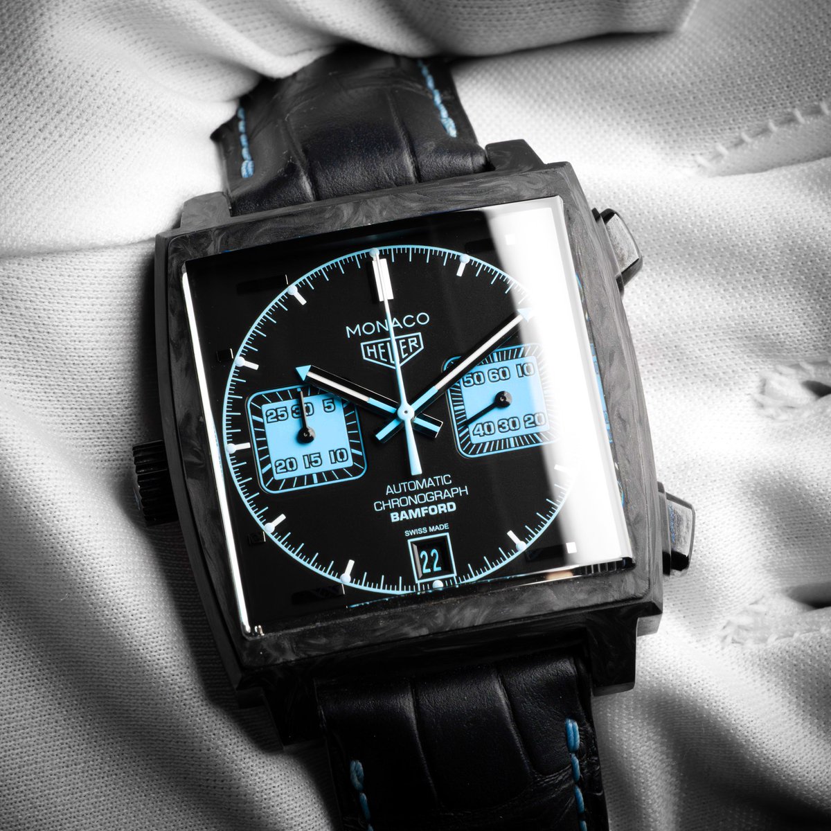 WatchPatrolRF's tweet image. 🖤 The Monaco Bamford swaps out steel for a carbon case—no two look exactly alike. Aqua blue pops on matte black keep it playful but sharp. Only 500 made, full set with an extra strap. #TagHeuer #Monaco #limitededition #Slysplash

💎 $9,999 at wptrl.co/l/2784572