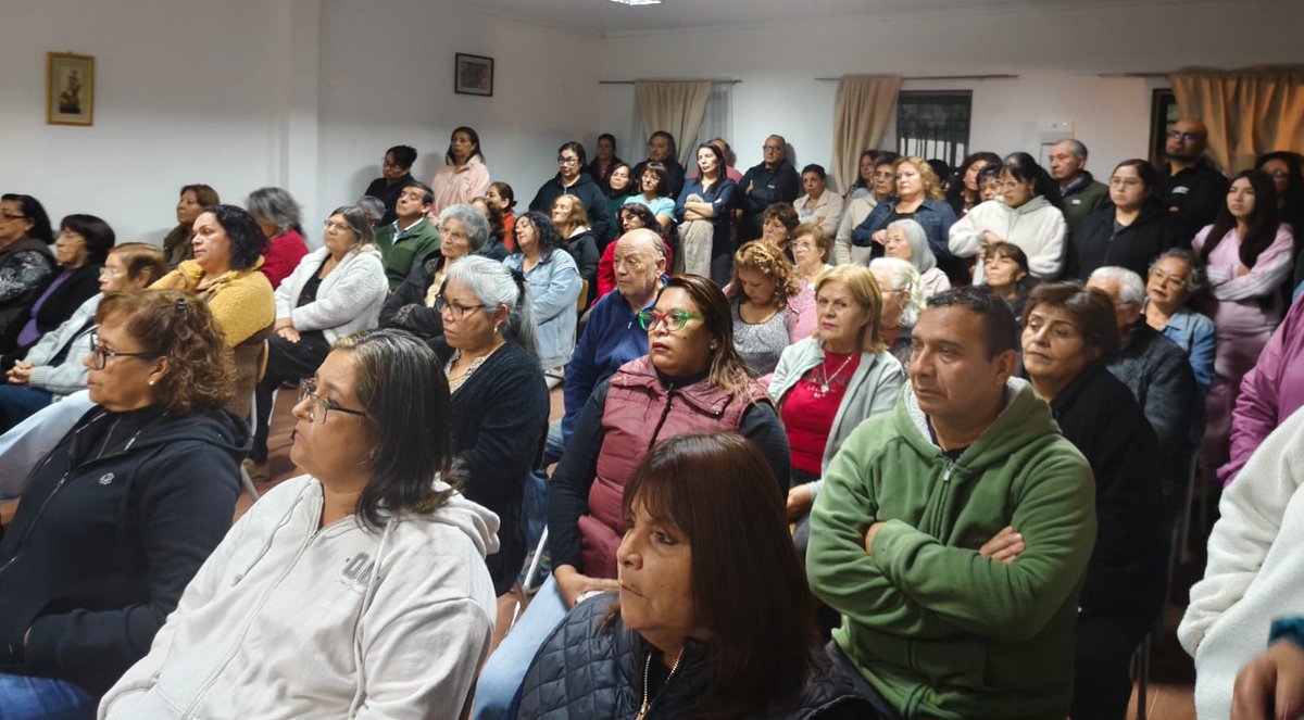 carab_ohiggins's tweet image. A raíz de la preocupación que causó en los vecinos de #SanFernando un procedimiento policial de alta connotación social, el Comisario de la 1° Comisaría de la comuna, Mayor Luis Pérez Sanhueza, acompañado de @CarabMICC participó en una reunión en la Villa donde ocurrieron los