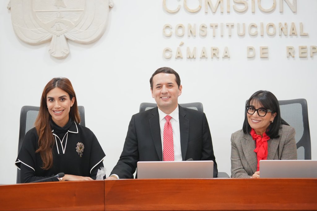 ingwilmerc's tweet photo. ¡Gran jornada de trabajo hoy en la Comisión Tercera! 🙌🏼

Llevamos a cabo la elección y posesión del nuevo integrante del CICP, fortaleciendo así las instituciones que aportan al desarrollo económico del país. Además, dimos un paso muy importante con el debate y aprobación del Proyecto de Ley que impulsa medidas para la protección, el fomento y el fortalecimiento de sectores clave como la marroquinería, el cuero, el calzado, el textil y las confecciones.

Seguimos trabajando con compromiso por nuestros empresarios, emprendedores y trabajadores, respaldando la industria nacional, promoviendo su crecimiento y abriendo más oportunidades para que Colombia siga avanzando con empleo, calidad y competitividad. 🇨🇴✨