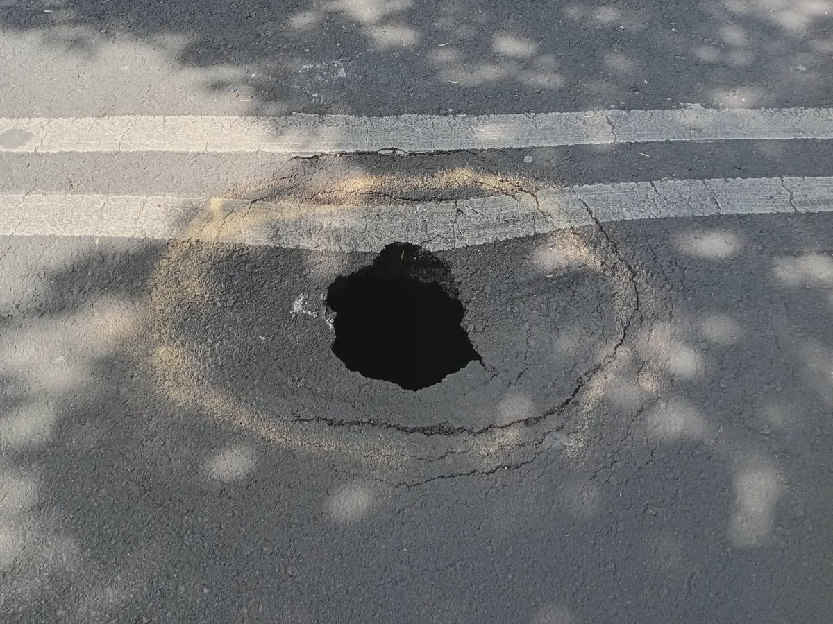 PORLASAGUILAS's tweet photo. #SOCAVON Asì avanza el SOCAVON en la calle de Fujiyama nùmero 90, en la colonia #LasAguilas en la @AlcaldiaAO. ¿Serà que pueden atenderlo Alcalde @LopezCasarinJ o vamos a esperar a que se vaya un auto? #LasAguilas #LasAguilasYsusAlredores  @EnlaceTAguilas @aguilas_pilares @nmasforo 👇