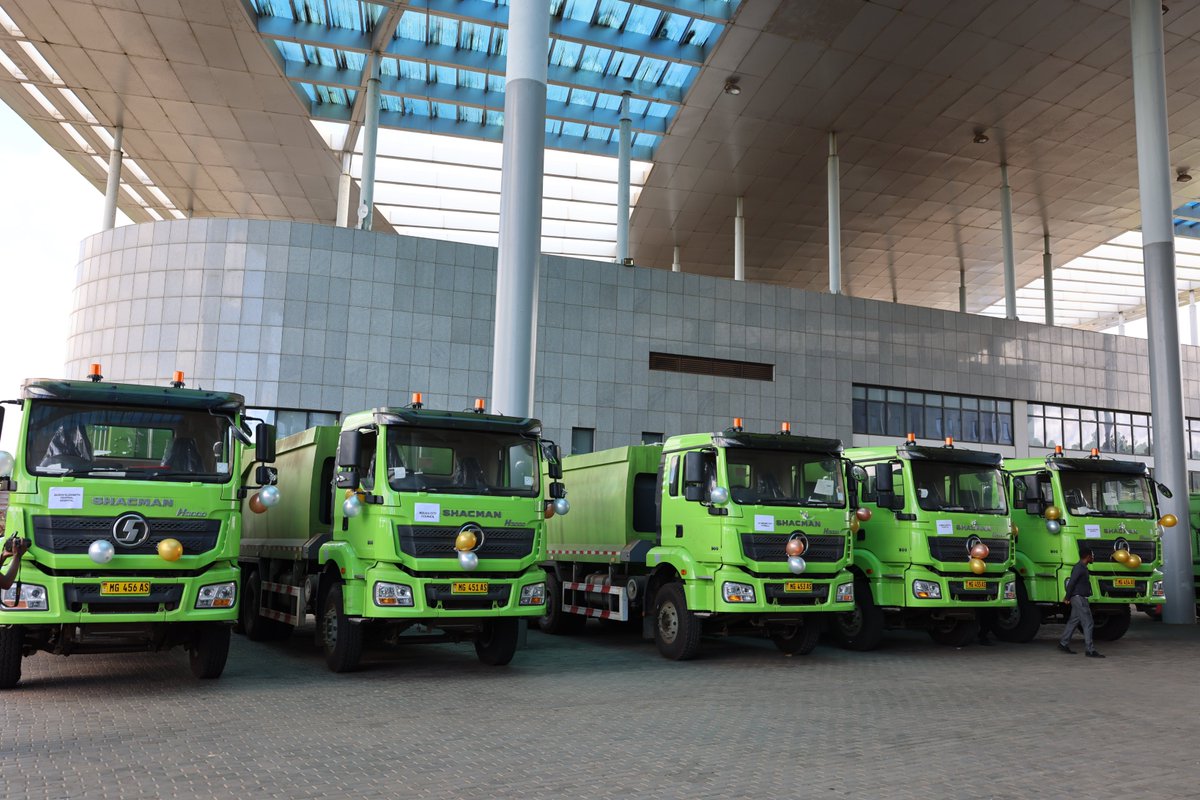 WHOMalawi's tweet photo. The sanitation plan launch featured a handover of 8 specialized waste management vehicles to city councils in #Lilongwe, #Blantyre, #Zomba & #Mzuzu and central hospitals.
With support from @GlobalFund, this boosts safer, more efficient waste collection & transport systems. ♻️ https://t.co/Ri9jm7uePR