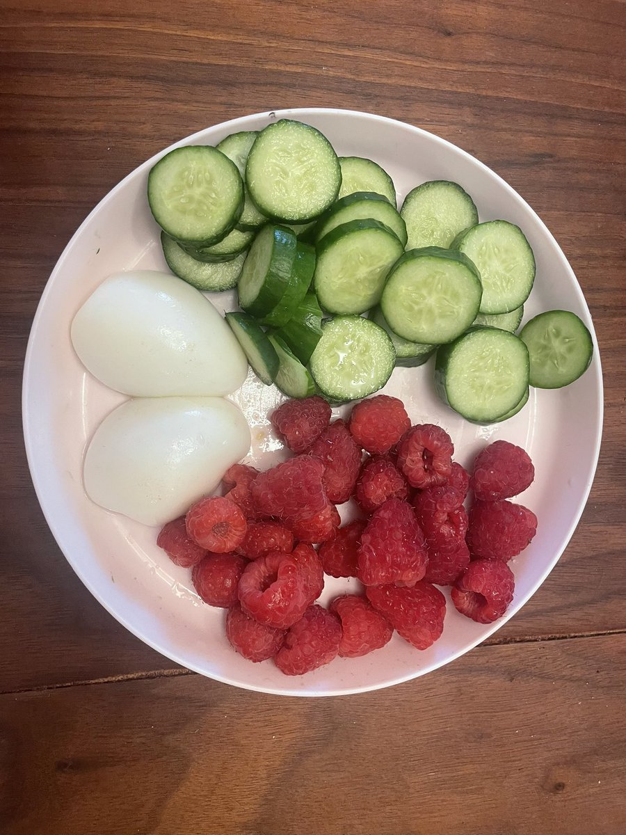 fatbitch444's tweet image. snak 82cals