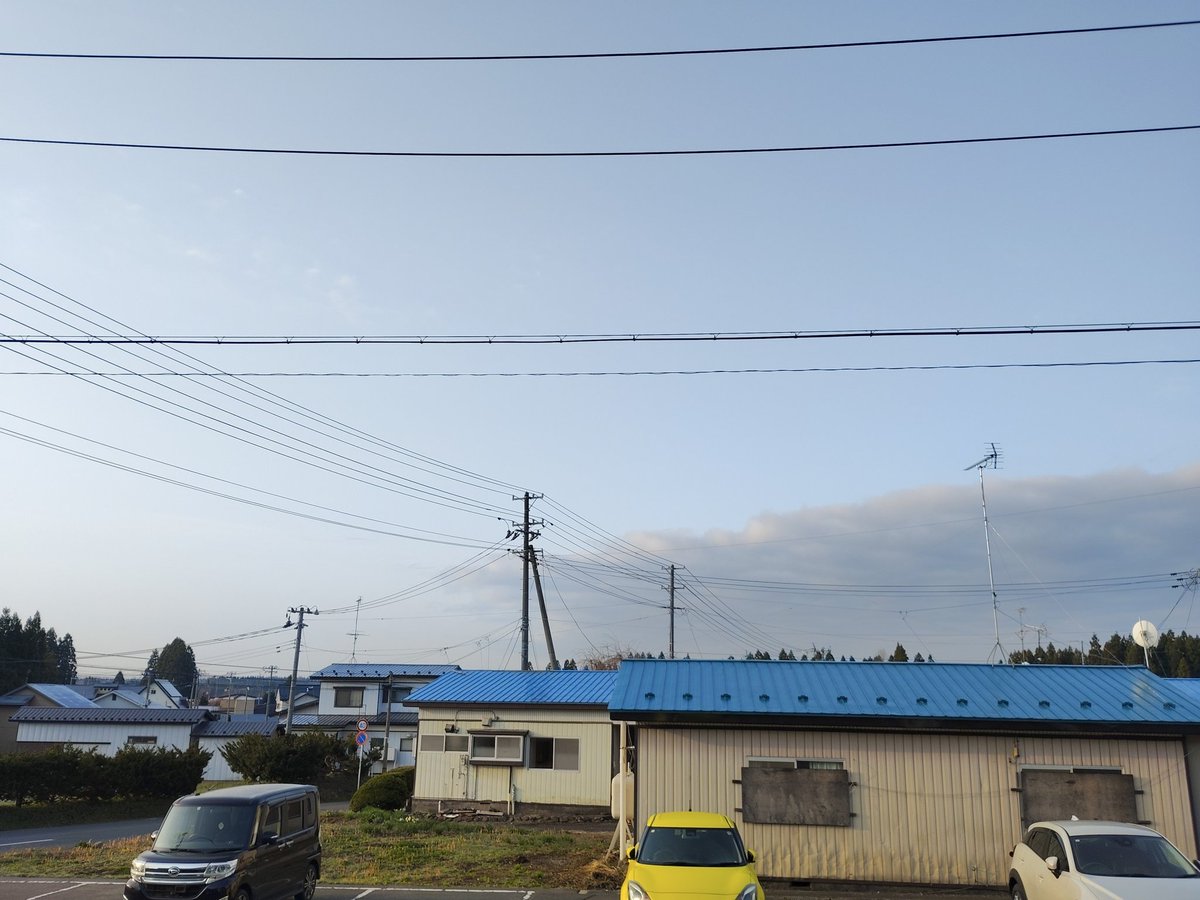 𝐺𝑜𝑜𝑑 𝑚𝑜𝑟𝑛𝑖𝑛𝑔︎ ☕️☀️
遠くに☁薄〜い青空が広がってる
今朝も冷えてますが落ち着いてます
お天気☀️のち☁ 最高気温13℃
夜半過ぎに☔雨降るかも

週中日の水曜日
今週も何か長いなぁ( ˙꒳​˙  )
あと3日頑張っていくか(  ˆОˆ  )
穏やかな一日でありますように🍀