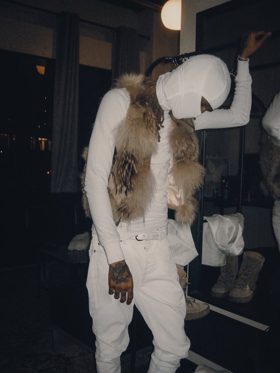 1300SAINT tweet media