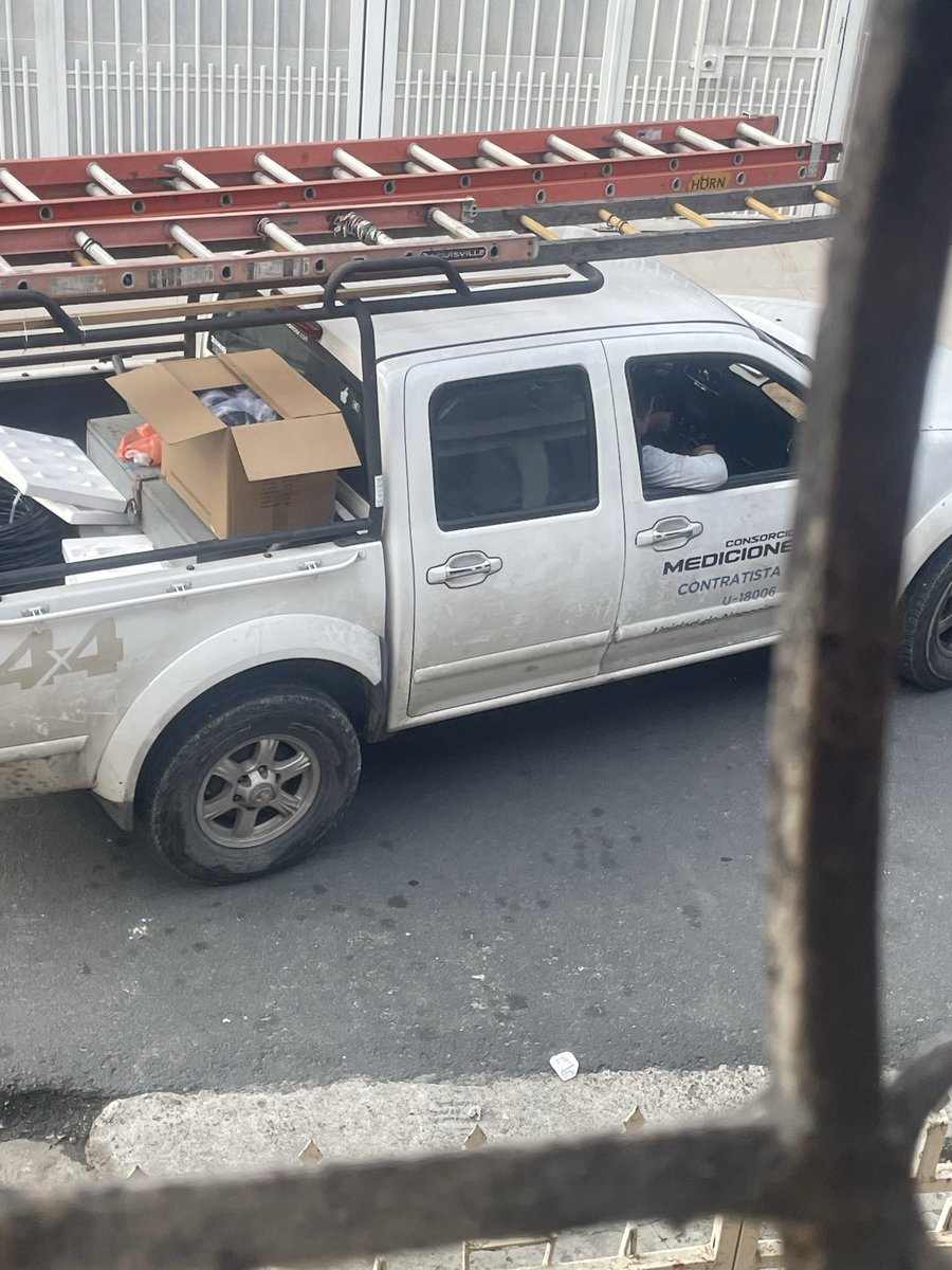 ndre593's tweet photo. @CNEL_EP Tengo 24 horas sin luz dijeron que ya venían. Llegaron unos técnicos y que no es aquí el reporte. A seguir esperando yientras los alimentos se dañan. Tengo factura de la compra reciente. -@DanielNoboaOk  @DEFENSORIAEC  @CNEL_EP  @servicioscnelep  cuánto más debo esperar? https://t.co/tCQbzg3jIa