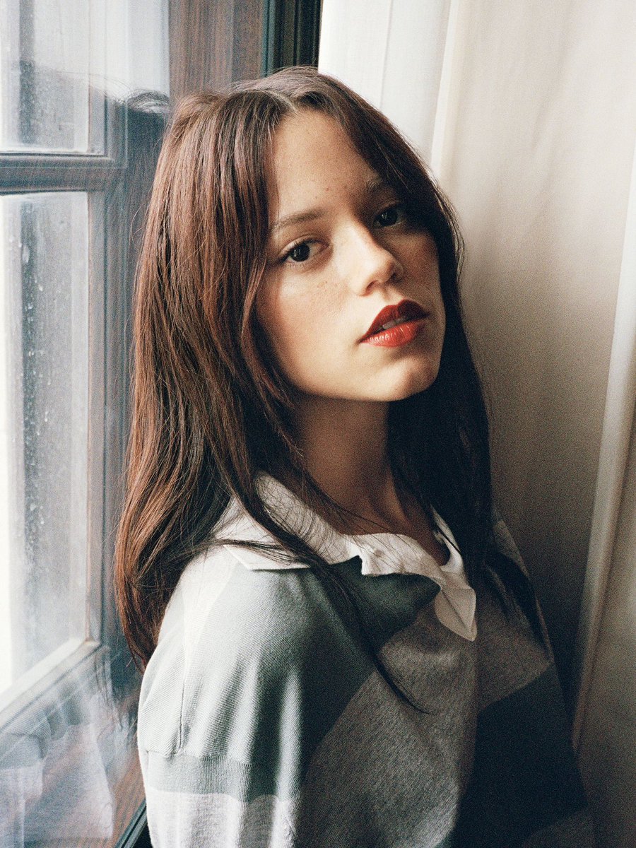 JennaOrtegaUpds's tweet image. Jenna Ortega’s projects released in 2026:

• 'KLARA AND THE SUN' directed by Taika Waititi. (October 23)

• 'THE GALLERIST' starring Natalie Portman, directed by Cathy Yan. 

• 'THE GREAT BEYOND' starring Glen Powell and Emma Mackey, directed by J.J. Abrams. (November 13)