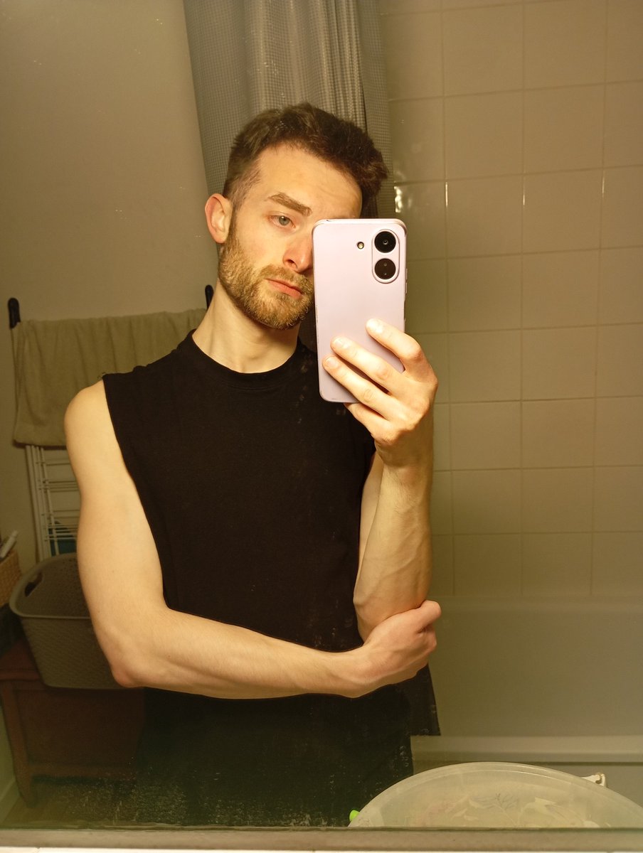 TrucAvecdesBras's tweet image. Un bicep, un diplôme, un trajet et un joli resto près de chez moi
#LGBTQIA
#Graduated 
#Biceps