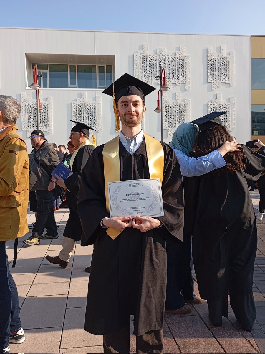 TrucAvecdesBras's tweet image. Un bicep, un diplôme, un trajet et un joli resto près de chez moi
#LGBTQIA
#Graduated 
#Biceps