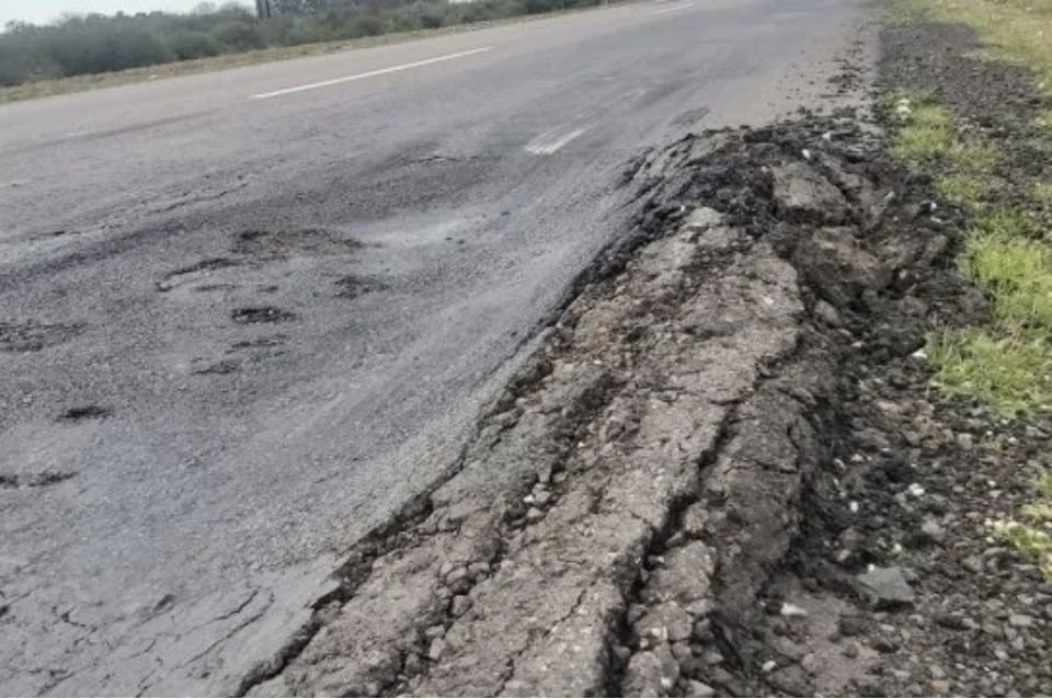 GastonBais's tweet image. La Justicia Federal ordenó a la Nación reparar un tramo clave de la Ruta Nacional 11 tras hacer lugar a un amparo presentado por José Corral.

El fallo alcanza unos 110 km entre Santa Fe y San Justo, donde se acreditó un grave deterioro de la calzada.