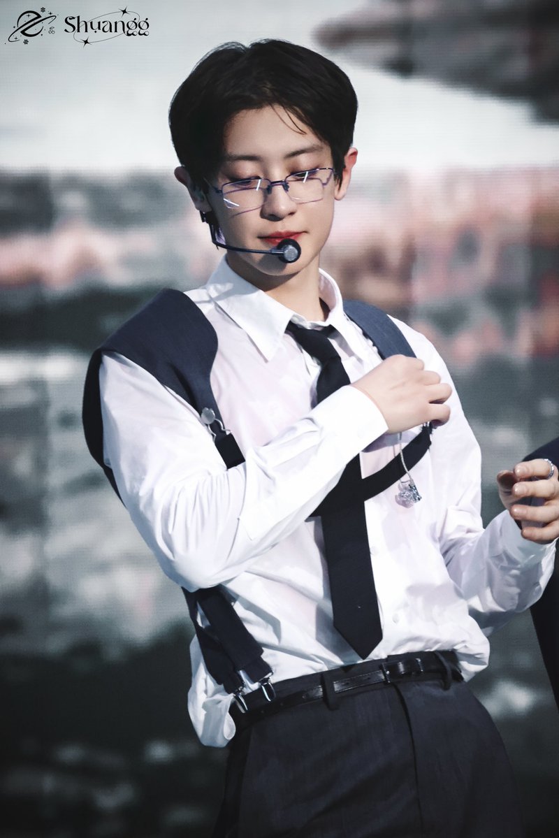 hourly chanyeol tweet media