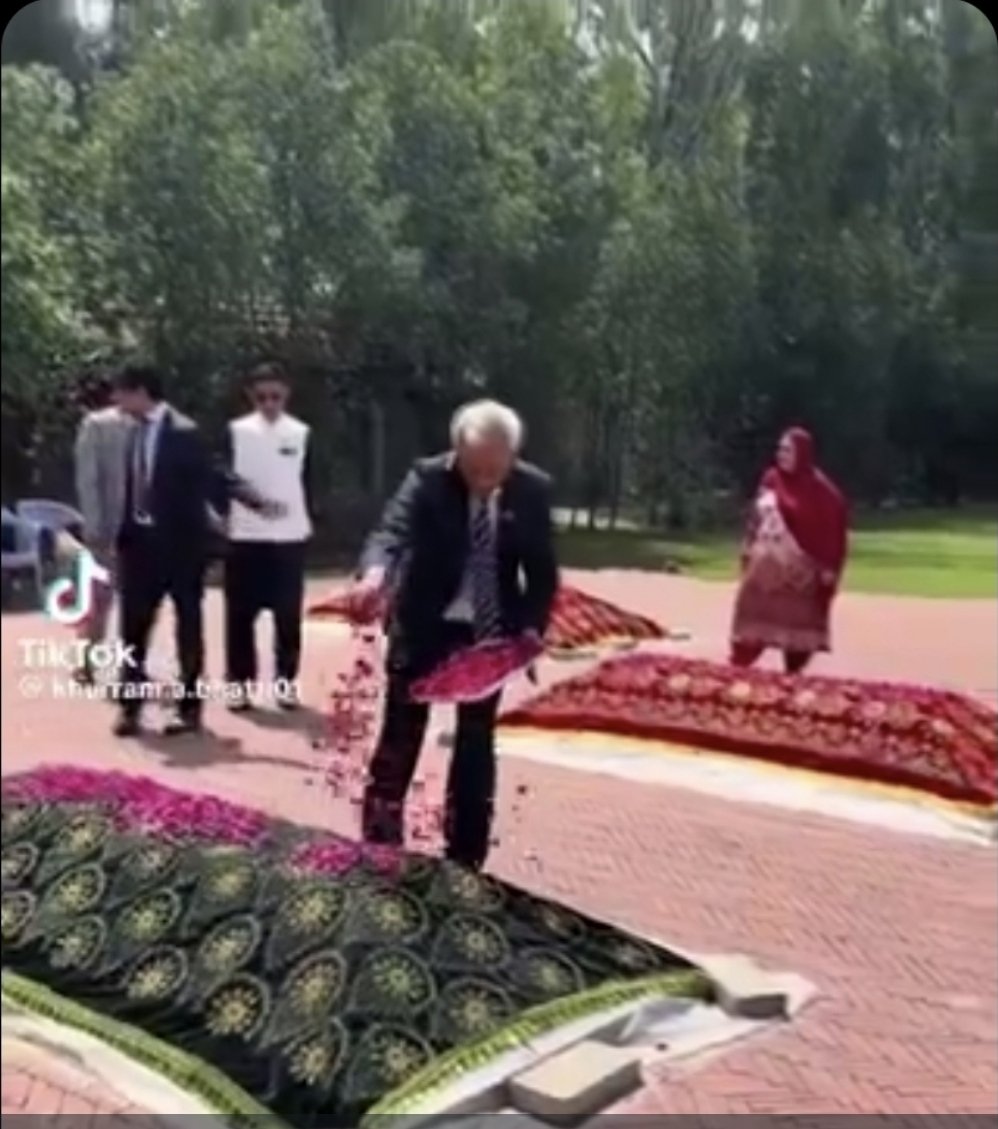 گورنر کراچی نہال ہاشمی میاں شریف مرحومہ کلثوم نواز کی قبر پر پھول چڑھانے پہنچ گیے۔
کیا ان کی اپنے والدین کی قبر پر جانے کی ایسی ویڈیو ہے؟