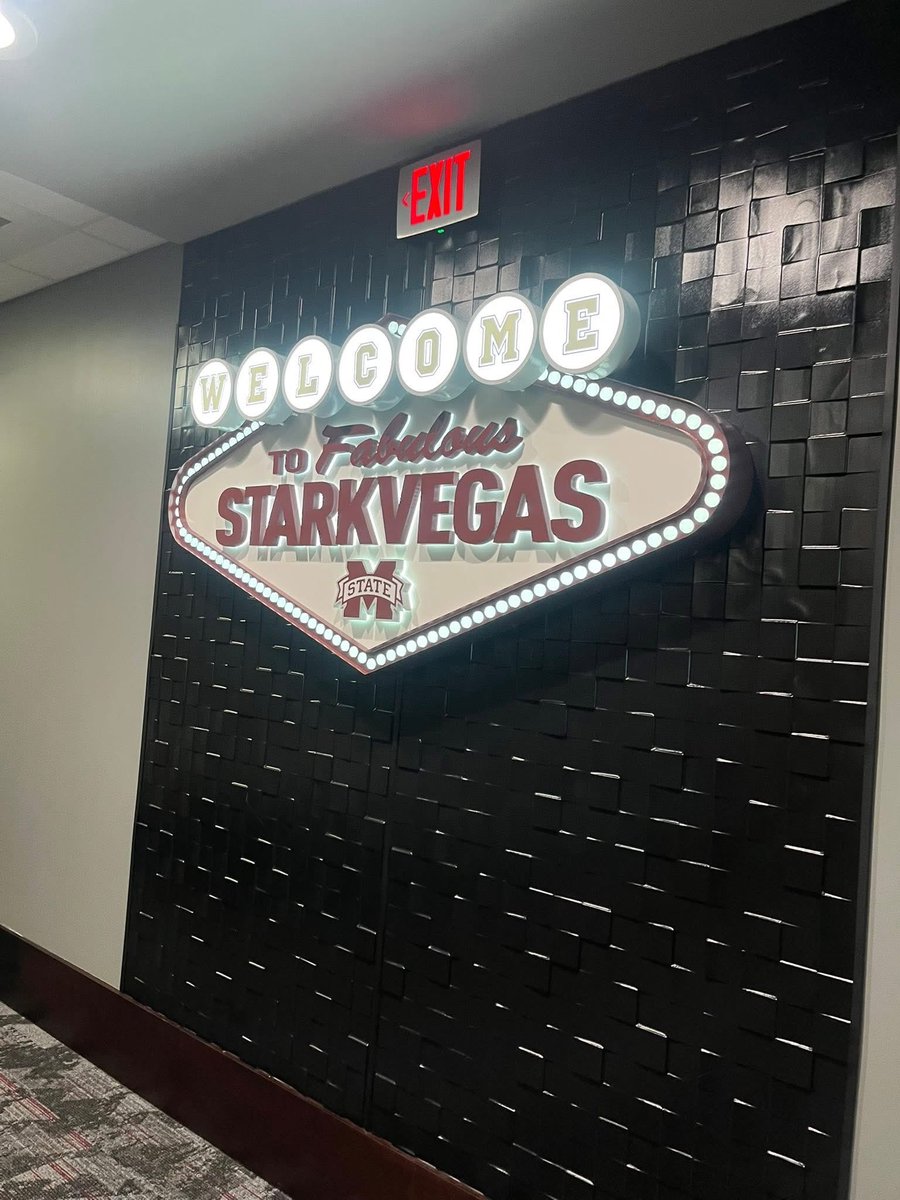 shsDuke's tweet photo. I had an amazing time in Starkville Today, had a chance to experience what practices will be like at the next level! i'm really looking forward to growing a relationship with the rest of the staff!! Most definitely could see myself playing under this program!! Thank you to @HailStateFB @CoachUno1 for the Opportunity! @CoachDLindsey @Coach_Leb @CoachPMonty @MarcVott @ScoutFball @TomLoy247 @Brett_Boutwell @tjkelly17 @ChadSimmons_ @CKennedy247