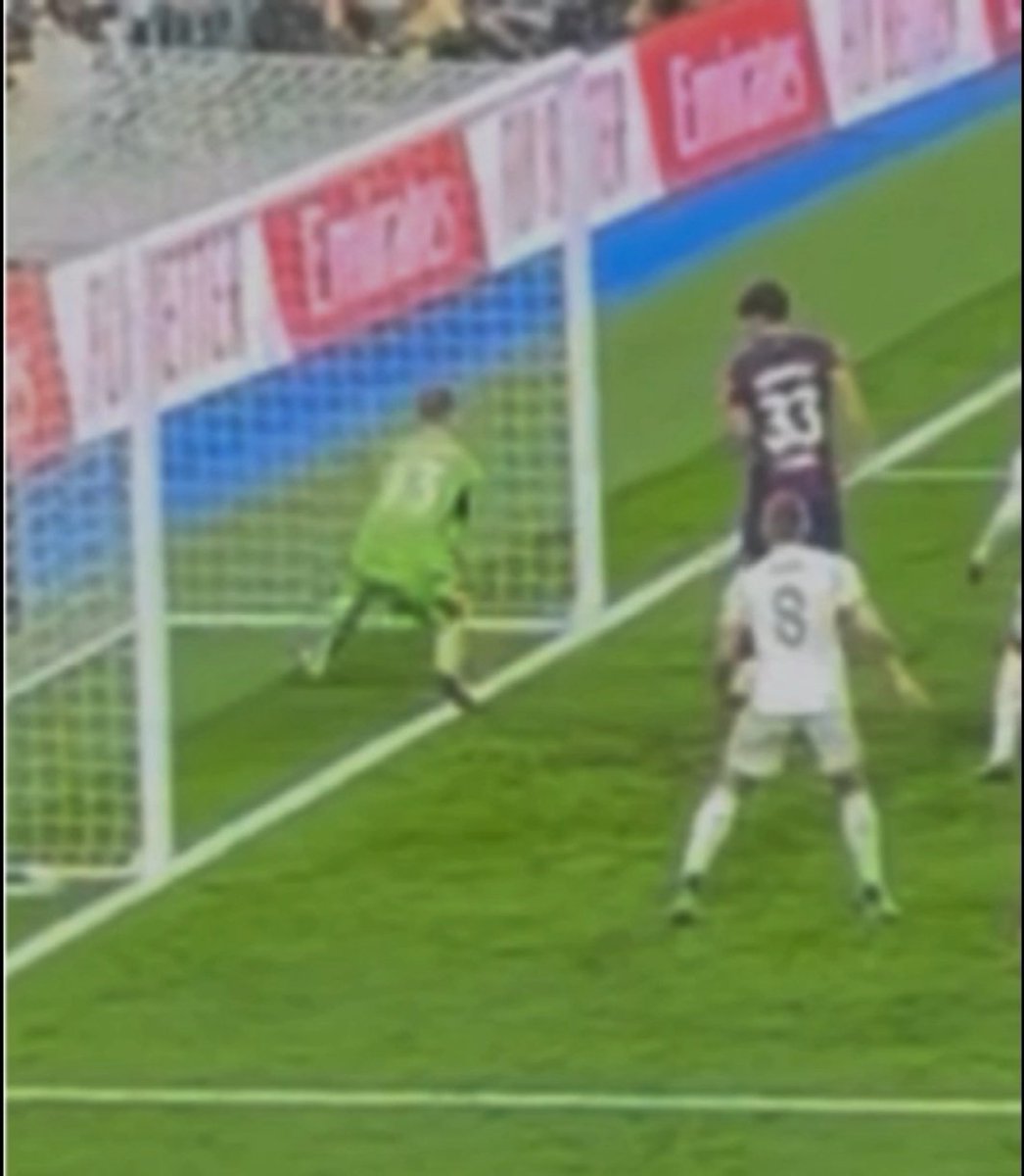 Alfredobm14's tweet photo. @RickyM3010 @edp @FCBarcelona Deja de manipular con esa toma engañosa, xd ¿Qué ves aquí Lisa? ¿En dónde más puede estar el balón si no es dentro de la portería? XDDDDDD Te lo puedo dibujar si quieres, no tengo problema https://t.co/wmWLO7Zk8y
