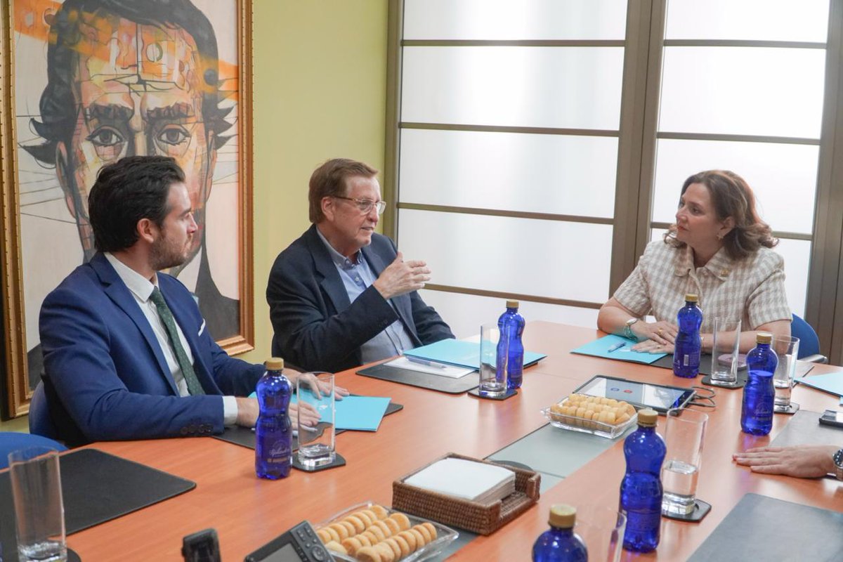 Corpei's tweet photo. Renovamos nuestra alianza con Seguros @ConfianzaEC  para ofrecer:
✔️ Seguro de crédito interno
✔️ Seguro de crédito a la exportación, ambos de la mano ZHM
✔️ Apoyo en gestión de contratos
Herramientas para crecer con seguridad dentro y fuera del país. https://t.co/yYpRBguZEh